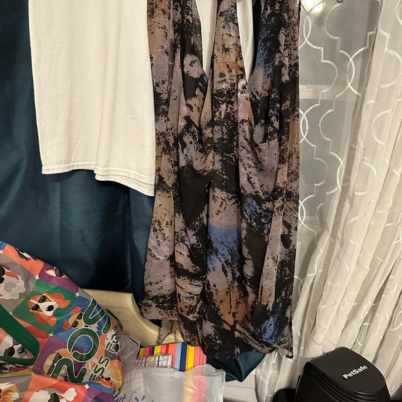 Elegant Abstract Women's Blouse - Picture 5 of 6